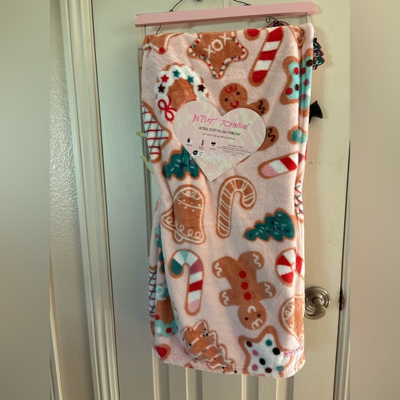BETESY JOHNSON Other - 🌲 FREE 🎅BETSEY JOHNSON CHRISTMAS ULTRA SOFT PLUSH THROW 🎄🎅🌲 NWT 🎄🎅🌲